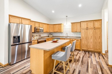 Enjoy easy, maintenance-free living in this beautiful 3 bed, 3 - photo 3