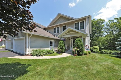 Beautiful end-unit property featuring soaring ceilings and - photo 1
