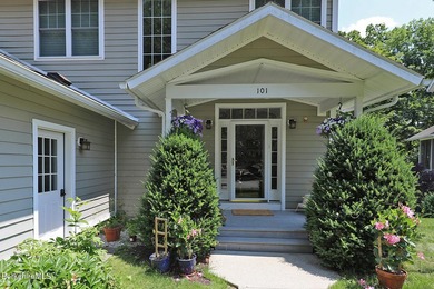 Beautiful end-unit property featuring soaring ceilings and - photo 2