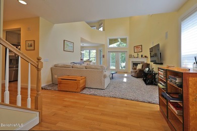 Beautiful end-unit property featuring soaring ceilings and - photo 3