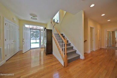 Beautiful end-unit property featuring soaring ceilings and - photo 4