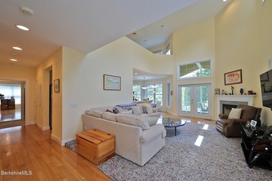 Beautiful end-unit property featuring soaring ceilings and - photo 5