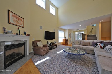 Beautiful end-unit property featuring soaring ceilings and - photo 7