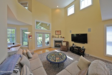 Beautiful end-unit property featuring soaring ceilings and - photo 8