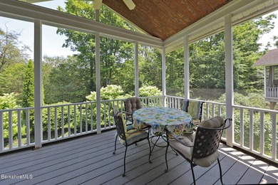 Beautiful end-unit property featuring soaring ceilings and - photo 9