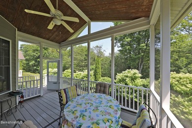 Beautiful end-unit property featuring soaring ceilings and - photo 10
