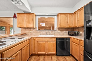 Looking for the perfect location? This 4-bed, 2-bath puts you - photo 14