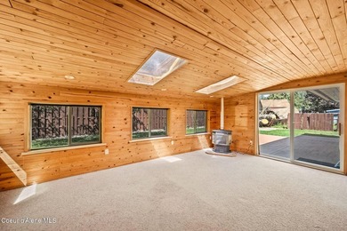 Looking for the perfect location? This 4-bed, 2-bath puts you - photo 17