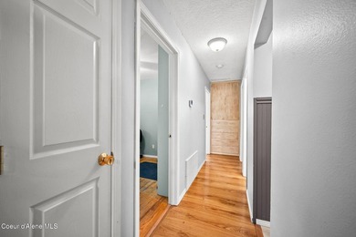 Looking for the perfect location? This 4-bed, 2-bath puts you - photo 19