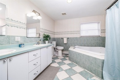 Long Beach Spacious COLONIAL you enter through two story foyer - photo 21