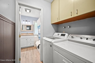 Looking for the perfect location? This 4-bed, 2-bath puts you - photo 22