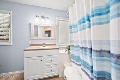 Looking for the perfect location? This 4-bed, 2-bath puts you - photo 23