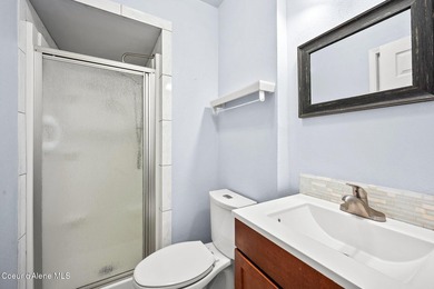 Looking for the perfect location? This 4-bed, 2-bath puts you - photo 24
