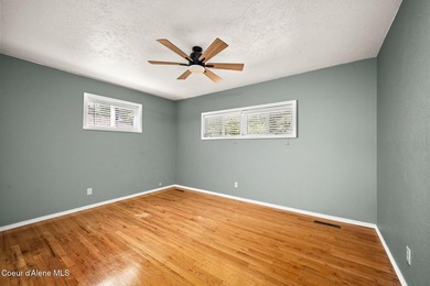 Looking for the perfect location? This 4-bed, 2-bath puts you - photo 26
