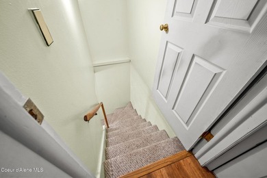 Looking for the perfect location? This 4-bed, 2-bath puts you - photo 28