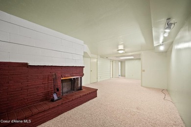 Looking for the perfect location? This 4-bed, 2-bath puts you - photo 29