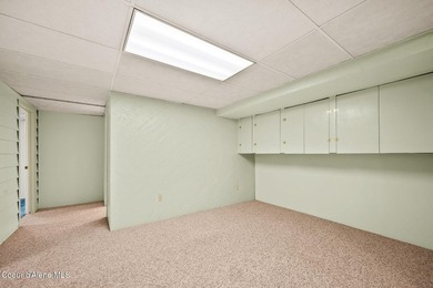 Looking for the perfect location? This 4-bed, 2-bath puts you - photo 33