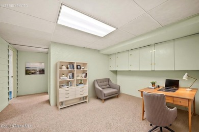 Looking for the perfect location? This 4-bed, 2-bath puts you - photo 34