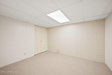 Looking for the perfect location? This 4-bed, 2-bath puts you - photo 35
