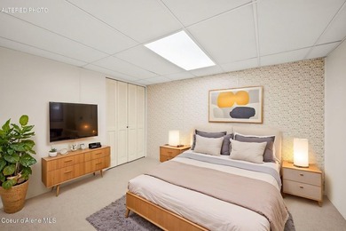 Looking for the perfect location? This 4-bed, 2-bath puts you - photo 36