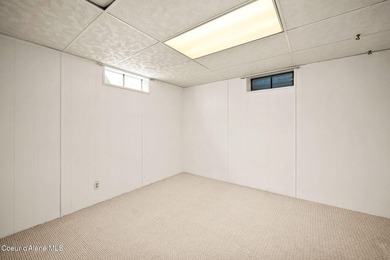 Looking for the perfect location? This 4-bed, 2-bath puts you - photo 37