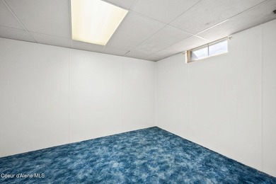 Looking for the perfect location? This 4-bed, 2-bath puts you - photo 39