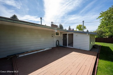 Looking for the perfect location? This 4-bed, 2-bath puts you - photo 41