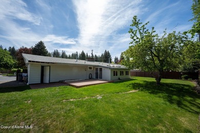 Looking for the perfect location? This 4-bed, 2-bath puts you - photo 43