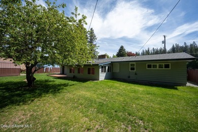 Looking for the perfect location? This 4-bed, 2-bath puts you - photo 44