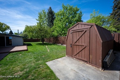 Looking for the perfect location? This 4-bed, 2-bath puts you - photo 46