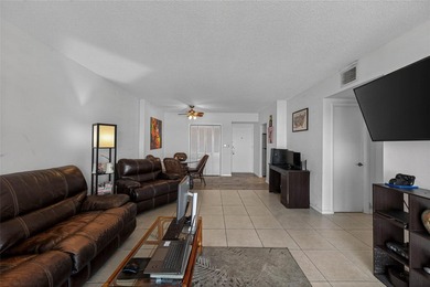 Bright & airy condo in desirable Hillcrest 21! Featuring tile - photo 11
