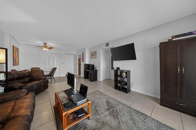 Bright & airy condo in desirable Hillcrest 21! Featuring tile - photo 12