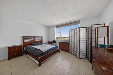 Bright & airy condo in desirable Hillcrest 21! Featuring tile - photo 13