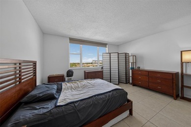 Bright & airy condo in desirable Hillcrest 21! Featuring tile - photo 14