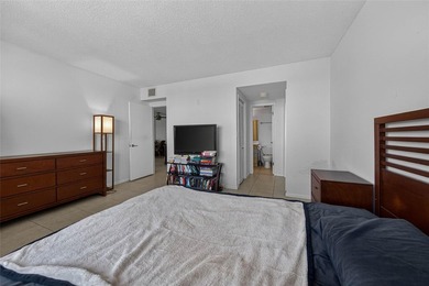 Bright & airy condo in desirable Hillcrest 21! Featuring tile - photo 15