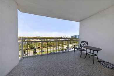 Bright & airy condo in desirable Hillcrest 21! Featuring tile - photo 17