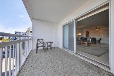 Bright & airy condo in desirable Hillcrest 21! Featuring tile - photo 18