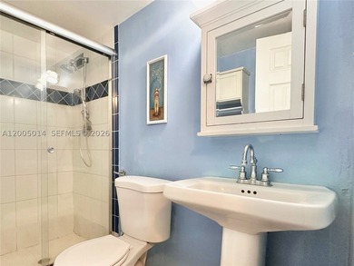 Modern 1 bed + den, 1.5 bath residence in a beachfront building - photo 21