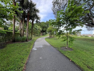 Bright & airy condo in desirable Hillcrest 21! Featuring tile - photo 23