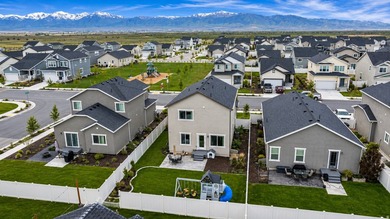 Welcome home to this stunning 3 bedroom, 2.5 bathroom move-in - photo 29