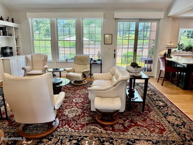 Beautifully designed for one level living and both pristine and - photo 10