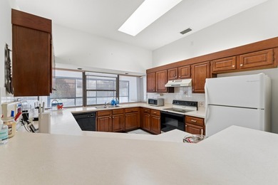 Welcome to this beautifully maintained 3-bedroom, 2-bathroom - photo 22
