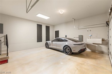 Experience elevated desert contemporary living in this - photo 40