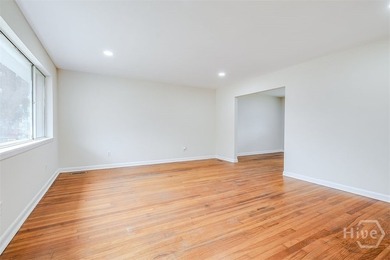 This beautifully renovated 2-bedroom, 1 bath bungalow is full of - photo 7