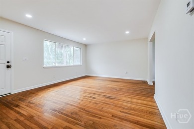 This beautifully renovated 2-bedroom, 1 bath bungalow is full of - photo 8