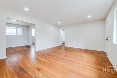 This beautifully renovated 2-bedroom, 1 bath bungalow is full of - photo 9