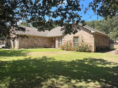 Beautiful home located in the Dogwood Ridge subdivision located - photo 2