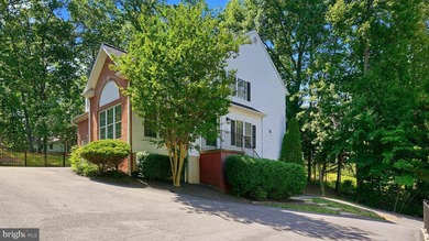 Beautifully updated custom built three level home in an amenity - photo 2
