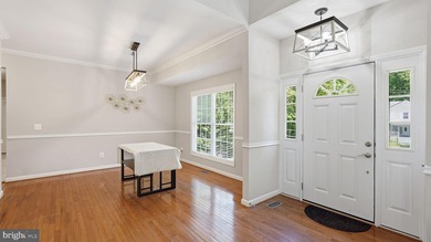 Beautifully updated custom built three level home in an amenity - photo 3