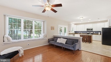 Beautifully updated custom built three level home in an amenity - photo 6